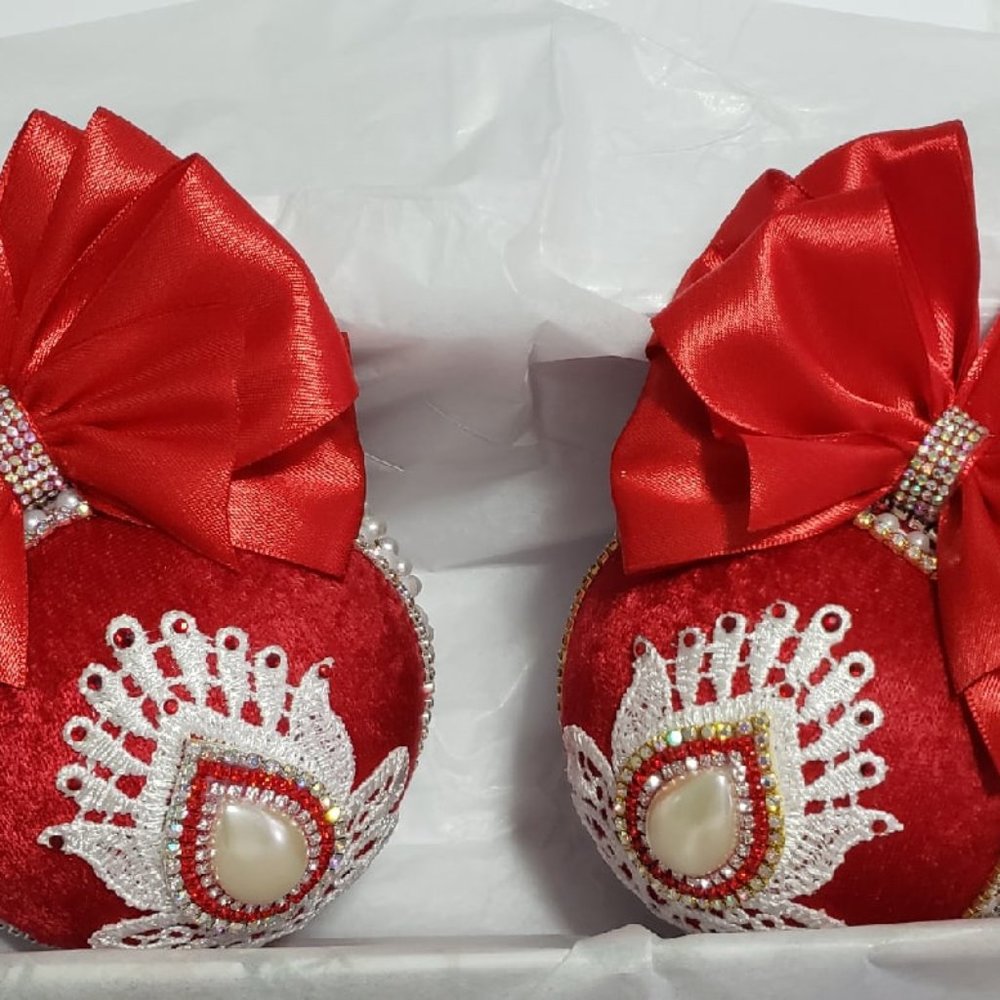 Victorian Exclusive Christmas Ornaments set of 2 in a Gift Box.